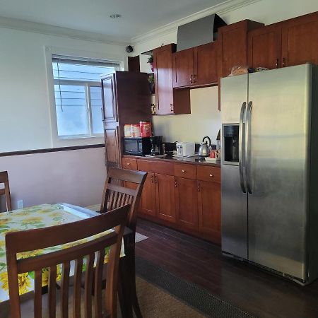 Vancouver Jenny'S Guesthouse Кокуитлам Экстерьер фото